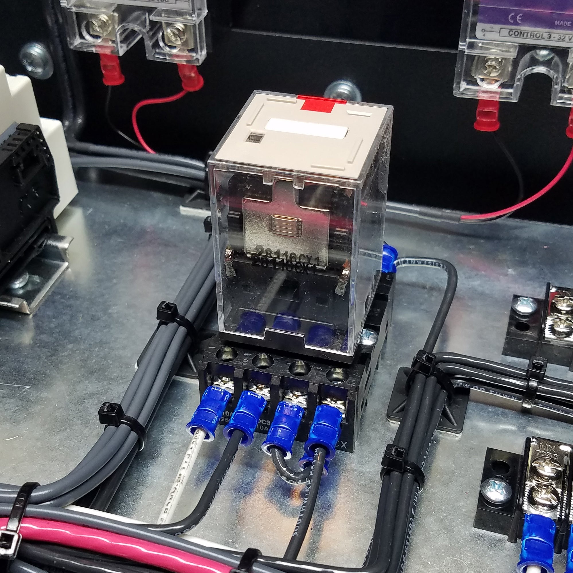 10A 8-pin 2-pole ice cube plug-in relay with socket, 220-240V AC coil